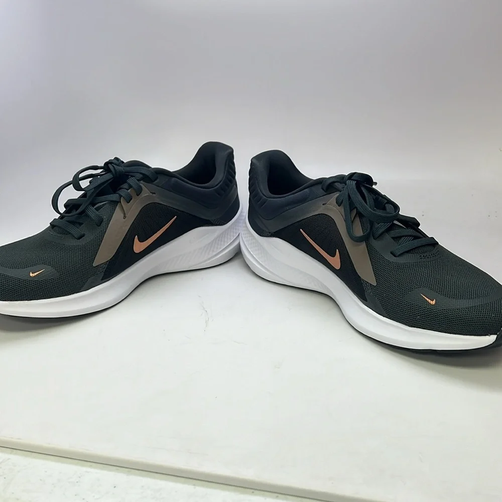 Women’s Nike Quest 5 Sneakers Size 7.5 Dark Smoke Grey/ Metallic Silver NWOB - Picture 4 of 9